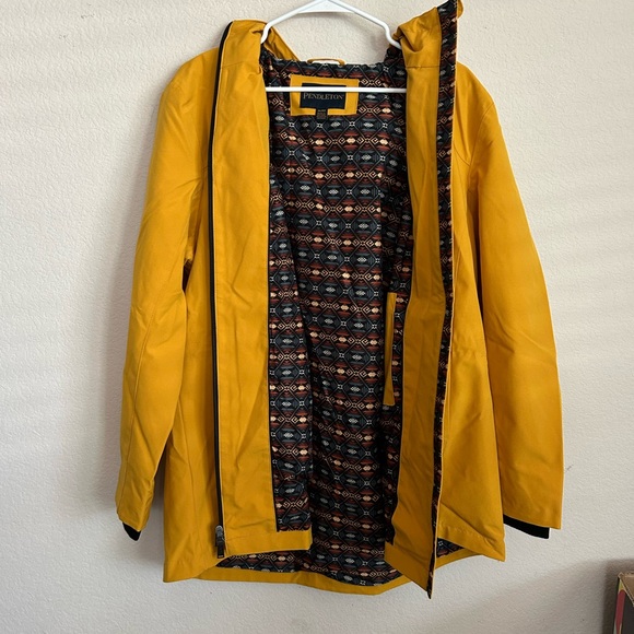 Pendleton Women’s rain jacket - Picture 2 of 3